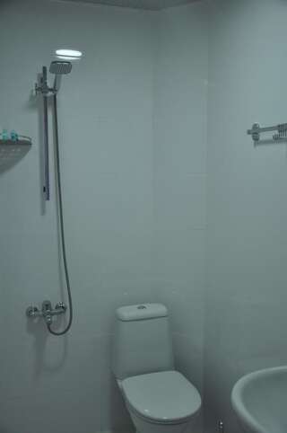 Отель Beach House Hotel Батуми Двухместный номер с 2 отдельными кроватями-1