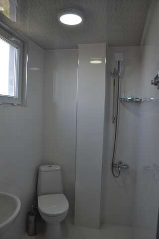 Отель Beach House Hotel Батуми Классический трехместный номер-1