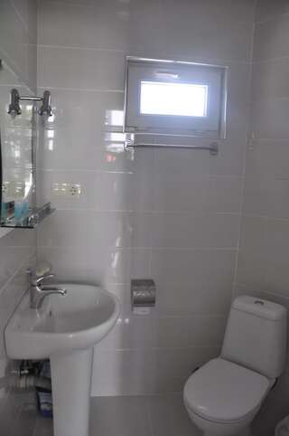 Отель Beach House Hotel Батуми Апартаменты с душем-1
