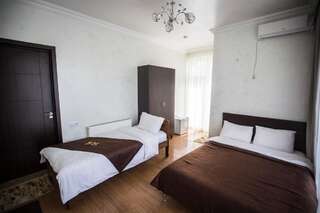 Отель Beach House Hotel Батуми Стандартный трехместный номер-1