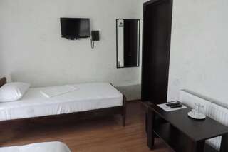 Отель Beach House Hotel Батуми Стандартный трехместный номер-3