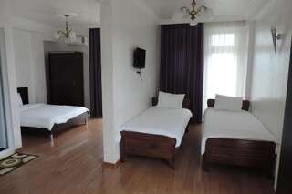 Отель Beach House Hotel Батуми Стандартный четырехместный номер-5