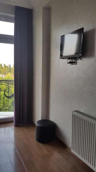 Отель Beach House Hotel Батуми Стандартный четырехместный номер-6